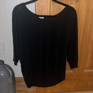 SPLENDID 3/4 sleeve high low black 95% rayon and 5% spandex to hold the shape.